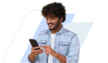 Um homem de camisa branca e jaqueta ri levemente enquanto utiliza o celular.