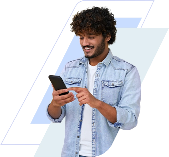 Um homem de camisa branca e jaqueta ri levemente enquanto utiliza o celular.