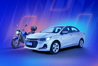 Na imagem, temos uma moto azul marinho no canto direito e, ao lado dela, um carro sedan branco com faróis acesos. Ao fundo, temos luzes rosa e azul claro em um fundo azul marinho.