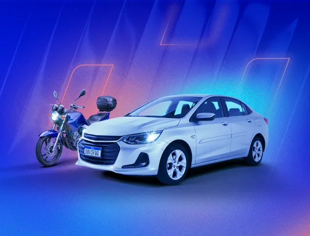 Na imagem, temos uma moto azul marinho no canto direito e, ao lado dela, um carro sedan branco com faróis acesos. Ao fundo, temos luzes rosa e azul claro em um fundo azul marinho.