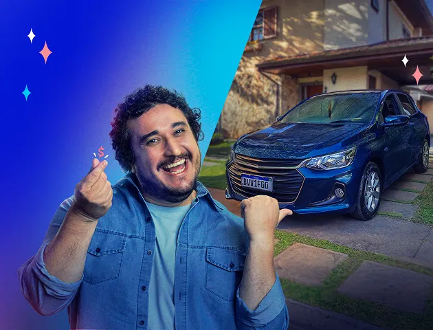 Na imagem, temos um homem branco apontando para um carro azul marinho atrás dele estacionado na garagem de uma casa amarela.